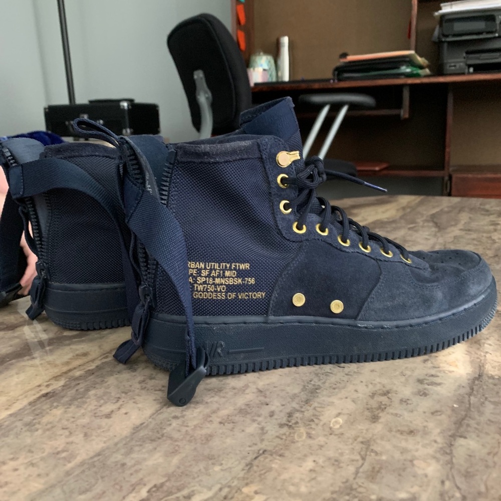 Special field Air Force 1 mid